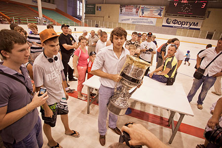 Григорий Шафигулин (с Кубком Гагарина). Фотография с сайта dostup1.ru